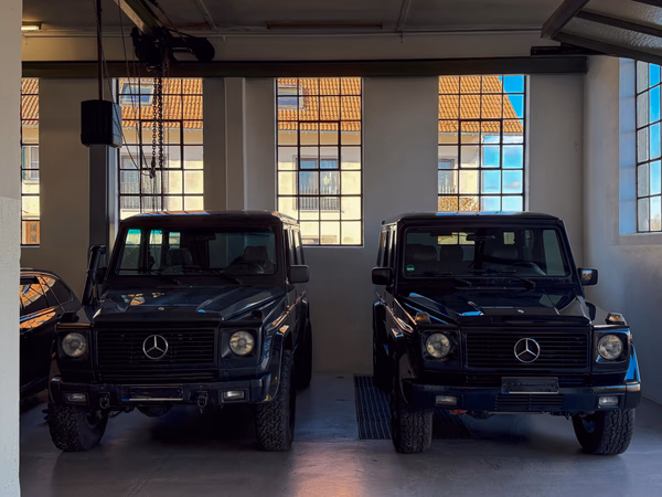 Due Mercedes Classe G durante il montaggio del portapacchi
